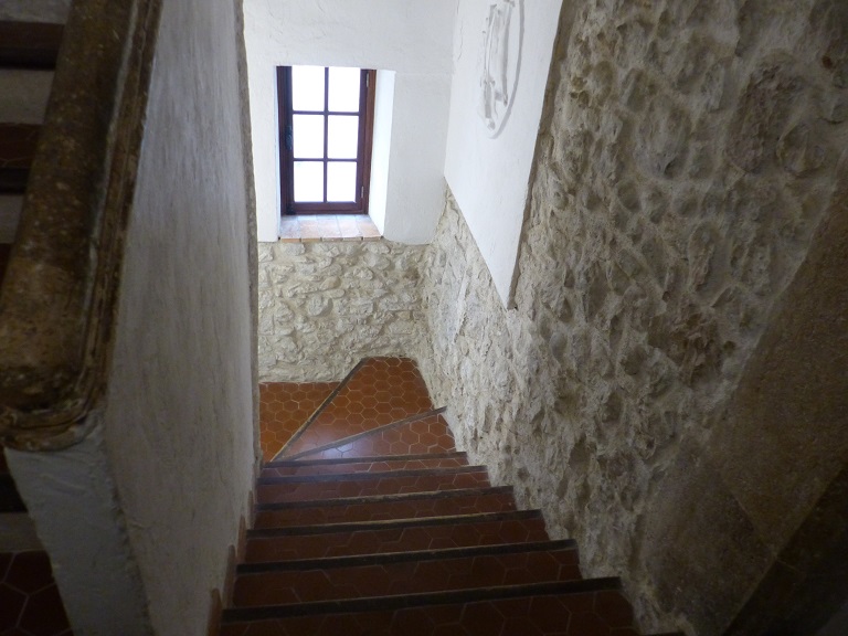 Premier étage carré, partie sud, palier. Vue de l'escalier prise de l'est menant au rez-de-chaussée.
