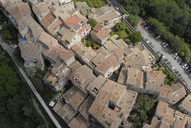 Vue aérienne de la partie sud du bourg avec la maison de la parcelle AY 111 visible au centre (façades ouest et sud).