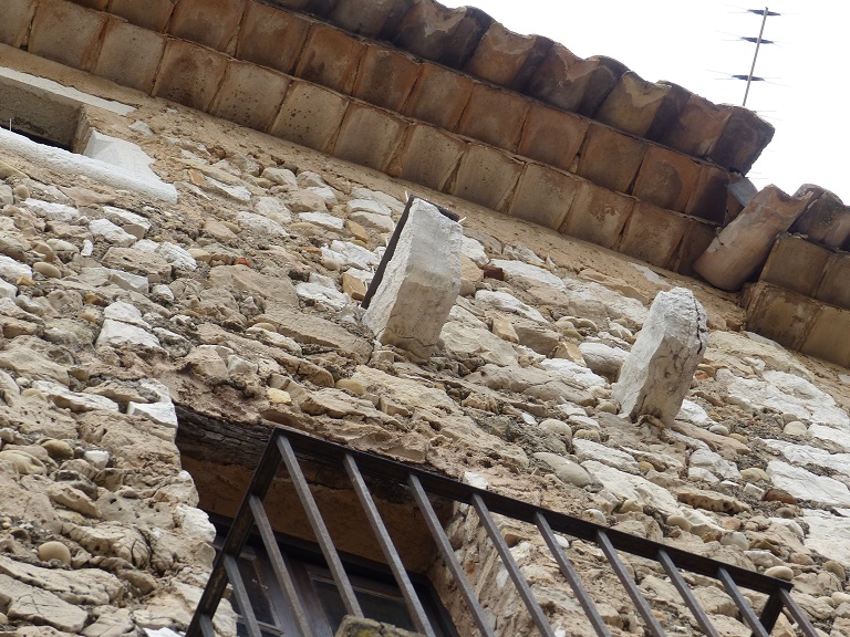 Elévation est, quatrième niveau. Corbeaux en pierre calcaire sous un ancien pigeonnier.