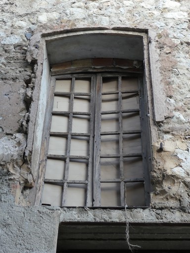 Fenêtre avec encadrement en arc segmentaire façonné au gypse. Maison située rue du Barri au bourg de Ribiers (parcelle 1998 E2 653).