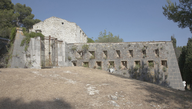 Front d'entrée ouest, porte, mur-pignon de la caserne, aile droite crénelée du cornichon.