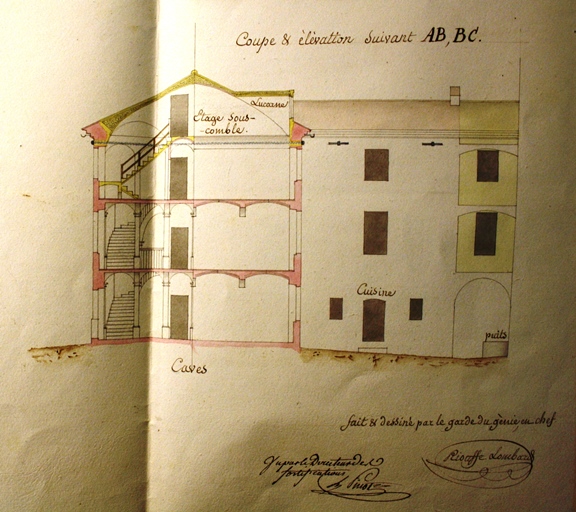 demeure des barons de Glandevez puis caserne de Bois-Gérard puis centre de loisirs, actuellement centre de loisirs et boutique