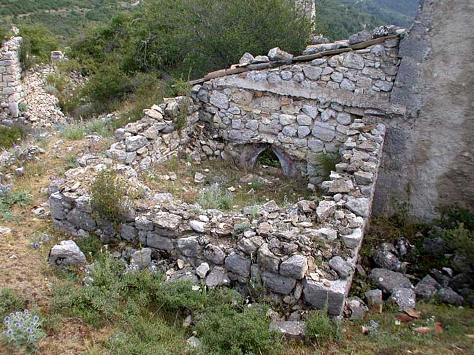 Peyroules. Ville. Ruines du fournil.