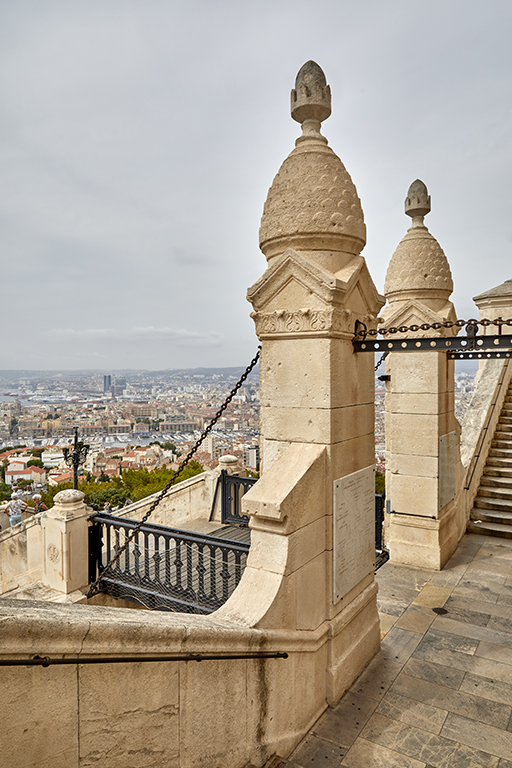 Détail du tableier  du pont-levis et des piliers d'accroche de la chaine