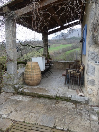 Palier extérieur dallé et couvert, sur logette. Maison située au hameau de la Flogère (Ribiers, parcelle 2018 C4 553).