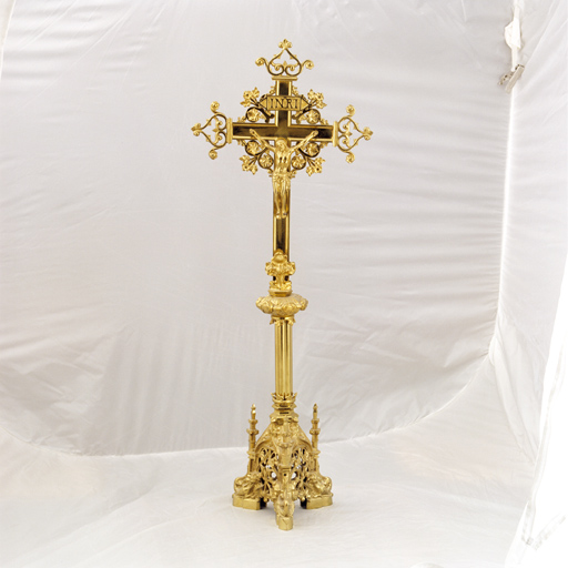 croix d'autel et 6 chandeliers d'autel (style néo-gothique)