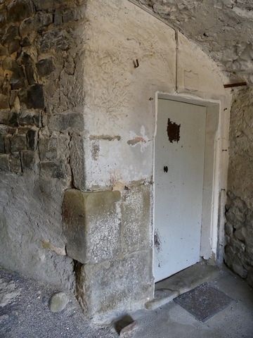 Elévation ouest, sous le passage couvert. Porte du logis.