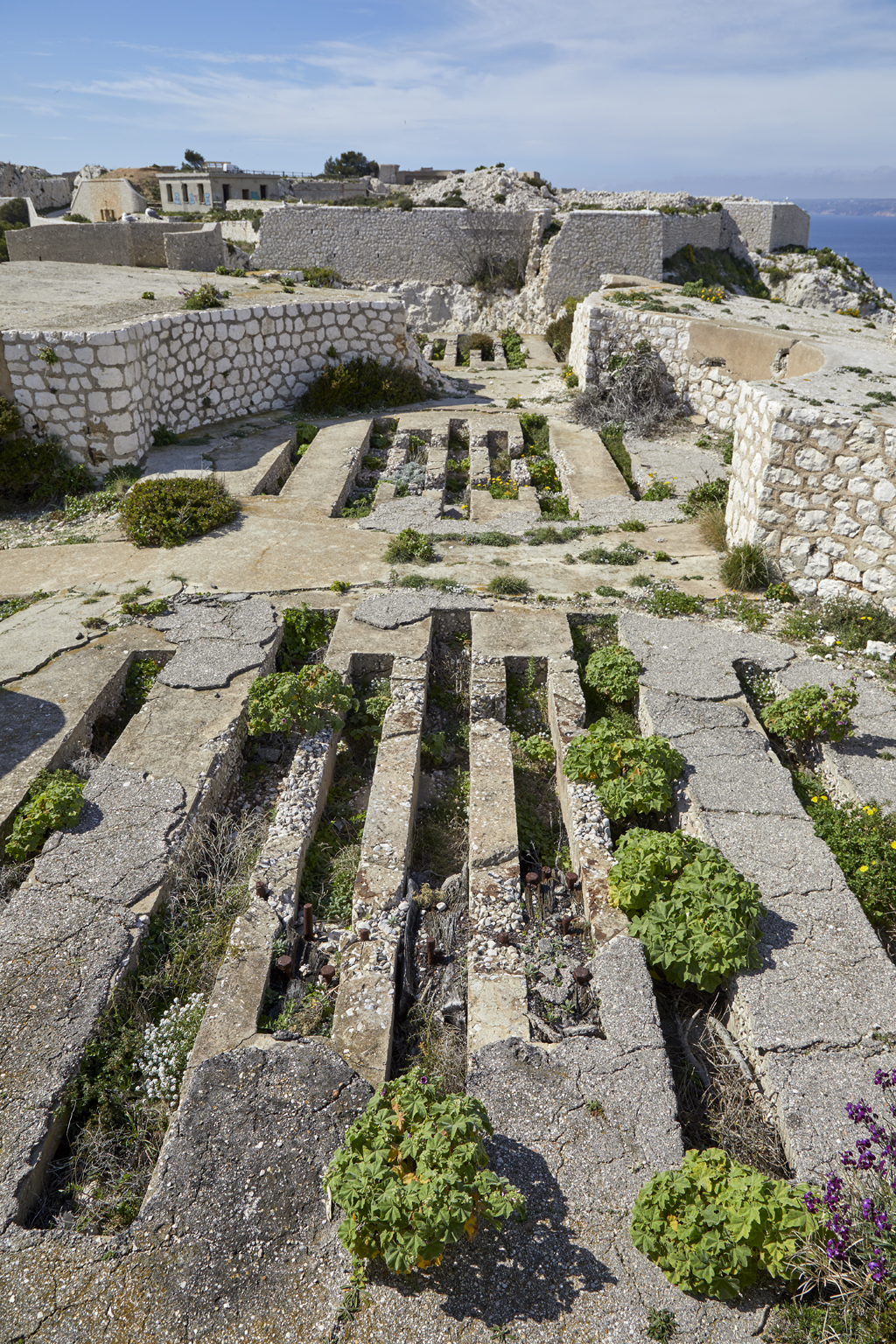 Les trois emplacements de tir en enfilade subsistants de la batterie de mortier b, vus de l'est