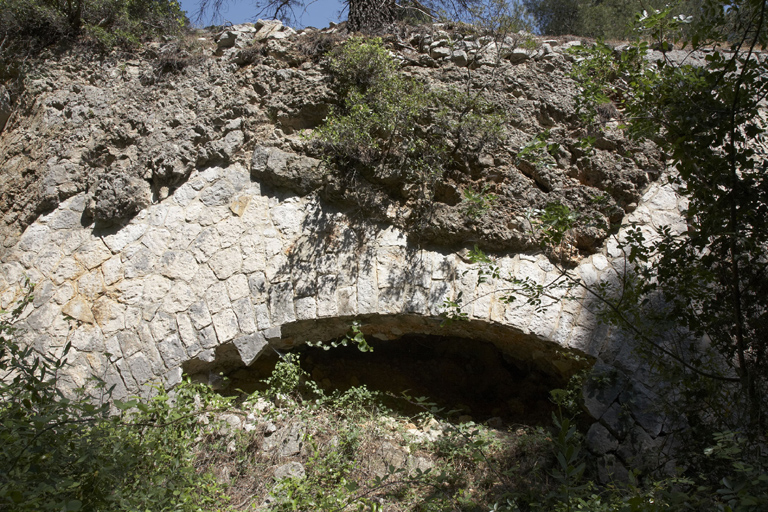 Contrescarpe du fossé, détail de revêtement maçonné avec arc de décharge.