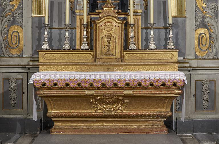 Ensemble de l'autel secondaire de la Vierge : degré d'autel, autel, gradins d'autel, tabernacle