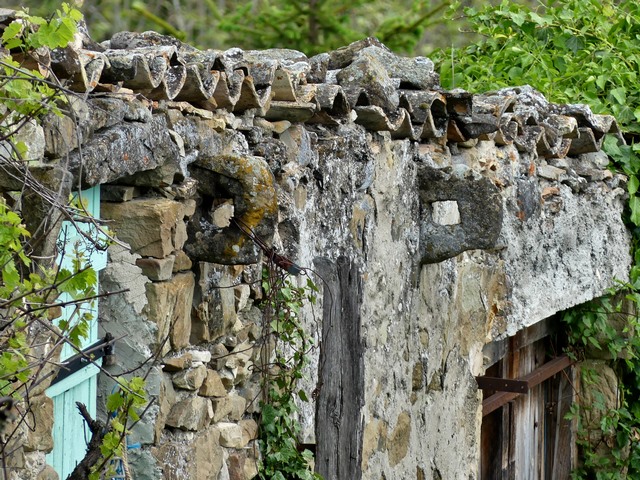 Jardins clos, au pied sud du bourg. Pierres trouées pour faire courir la vigne.