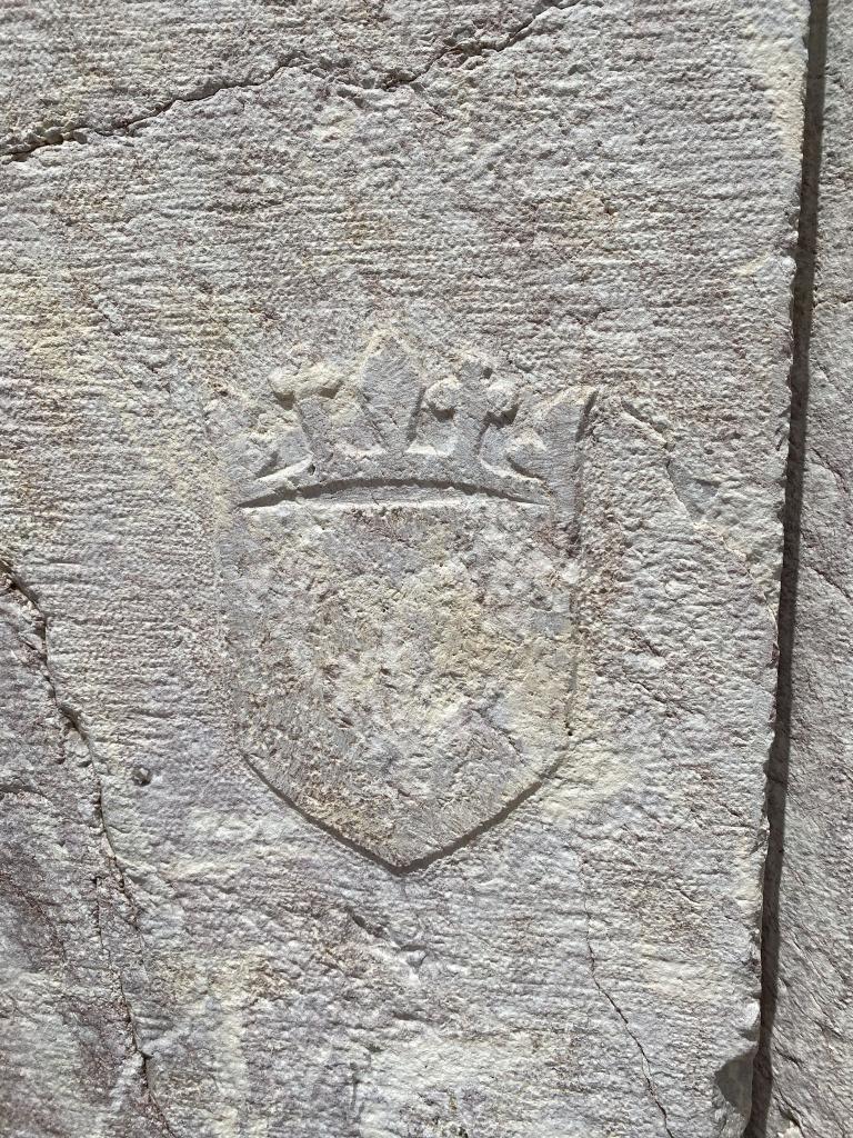 Détail de l'écu à couronne ducale sculpté sur le portail sud.
