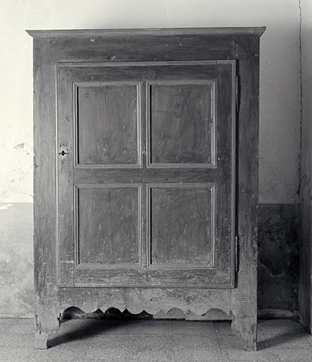 armoire (au sol, trois quarts)