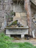 Hameau de la Flogère. Buffet en grand appareil de l'ancienne fontaine.