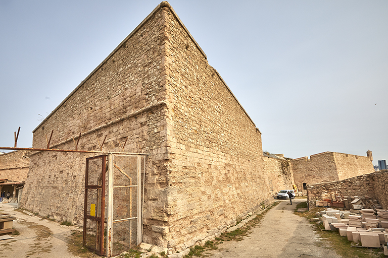 Fort St Nicolas : bastion Sud-Est du donjon dit de Vendôme, raccord des maçonneries d'origine avec celles du XIXe. 