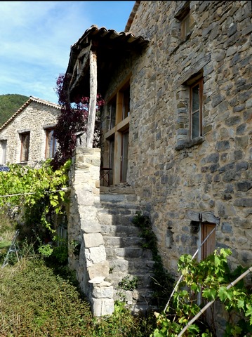 Escalier de distribution extérieur, ferme au quartier de la Baumelle.