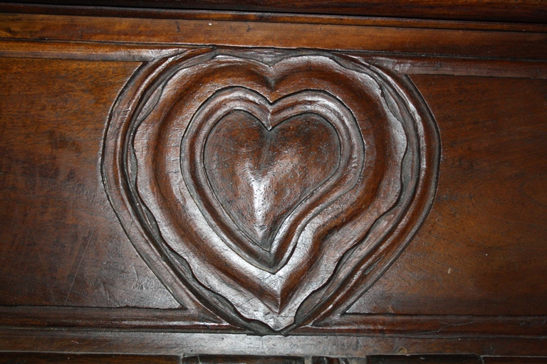 Etage carré, chambre sud : coeur sculpté dans le noyer par Ranguin (attique du placard mural), état 2011.