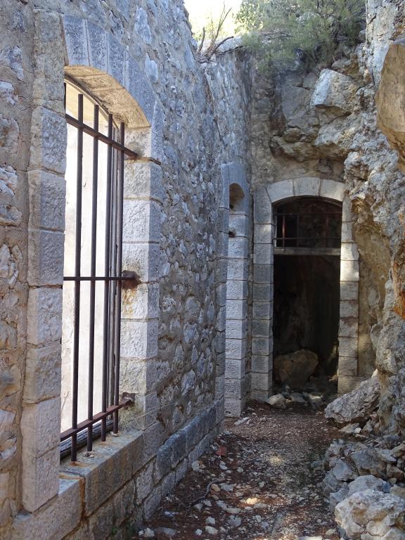 Détail du mur-pignon est du bâtiment de casernement (b), avec portes de son couloir d'isolement et de sa cuisine.