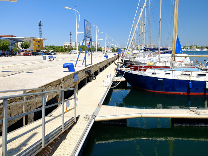 port de commerce, actuellement port de plaisance municipal dit bassin Saint-Louis