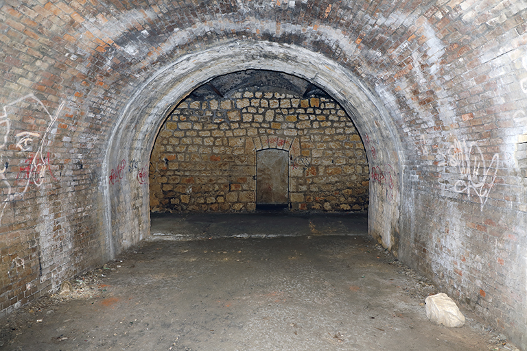  souterrain-caverne, segment de couloir voûté en briques de la galerie secondaire en U convergeant dans la galerie principale 