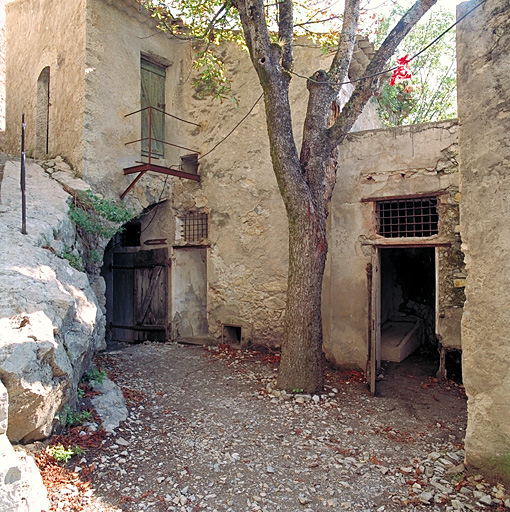 Corps de garde 32. Vue du corps de garde 32 et de l'annexe 31 depuis la fausse braie.