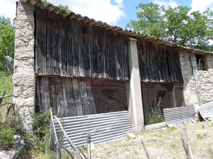 La Haute Condamine. Hangar avec essentage en planches.