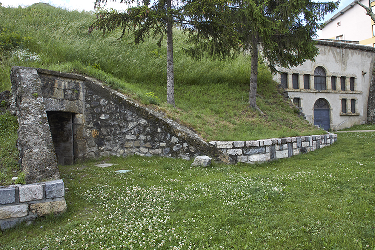 Secteur nord-ouest de l'enceinte, vue du rempart à la gorge de la tour 34, avec et  l'entrée de la poterne 47 et, à l'arrière-plan, la façade de l'abattoir occupant une ancienne casemate