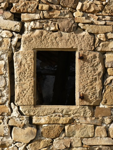 Pignon sud, deuxième niveau. Fenêtre du logis.