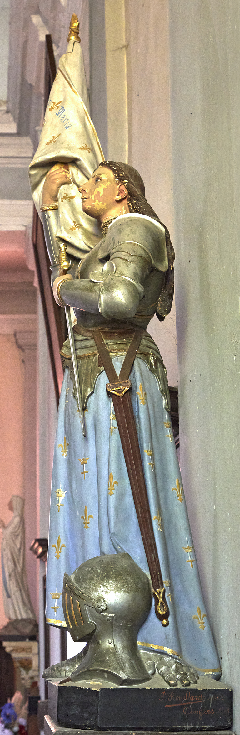 Statue (petite nature) et son culot : sainte Jeanne d'Arc
