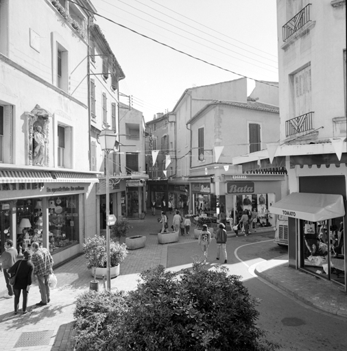 Rue de la République angle de la rue du Four Neuf.