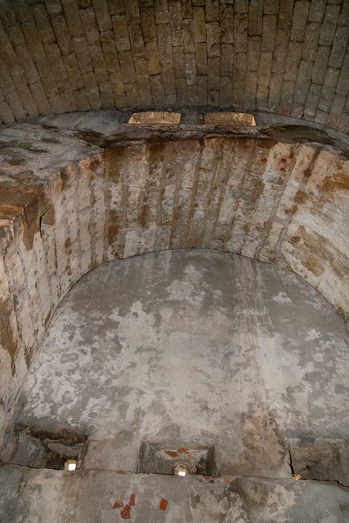 Détail intérieur du demi-bastion de droite, flanc bas crénelé sous arcade XVIIe siècle et voûte 1859 de la casemate 