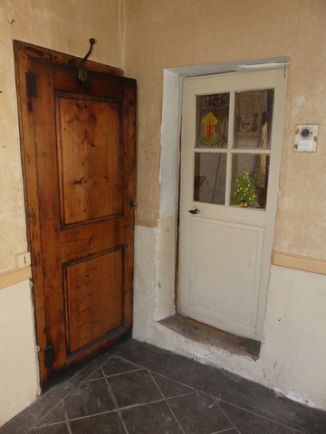 Rez-de-chaussée surélevé, café. Angle sud-ouest, porte vitrée donnant dans la cuisine et porte du réduit aménagé sous la montée de l'escalier.