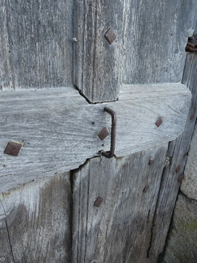 Porte de logis avec menuiserie à panneaux moulurés, détail. Maison située rue des Granges au bourg de Ribiers (parcelle 1998 E2 730).