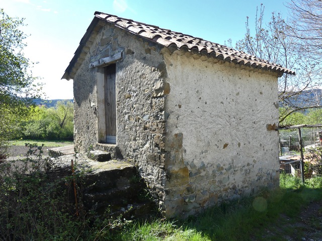 Vue d'ensemble d'un « cabanon », au Grand Pré.
