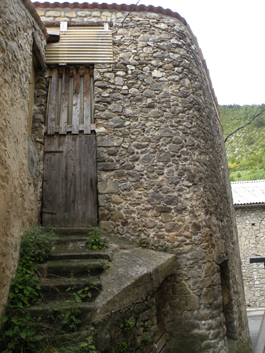 Village, parcelle 1983 D 302. Escalier extérieur, accès orthogonaux et baies fenières superposées.