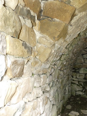Etage de soubassement, cellier. Mur ouest, ancrage de la voûte dans la maçonnerie.