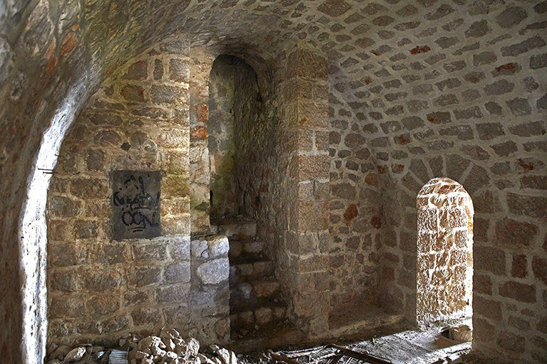 second flanc défensif crénelé casematé ou blockhaus du front de gorge, intérieur d'une casemate d'étage avec escalier d'accès