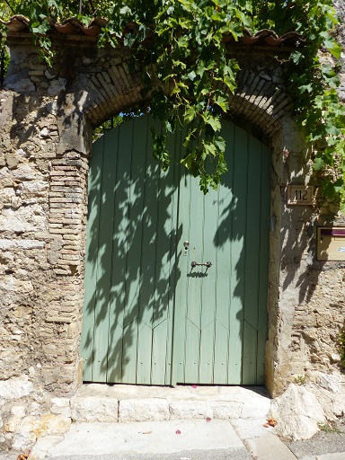 Portail d'accès à l'escalier extérieur menant à l'entrée du logis au sud-est de la propriété.