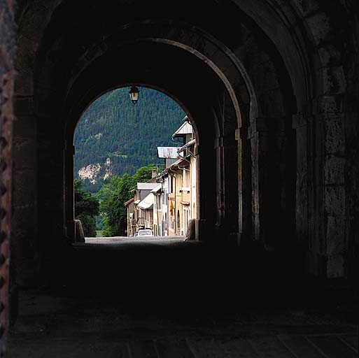 La rue Catinat, vue d'enfilade prise de l'intérieur du passage de la porte de Briançon.