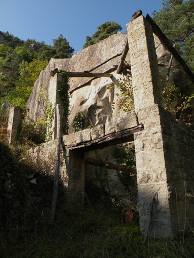 entrepôt agricole semi-troglodytique