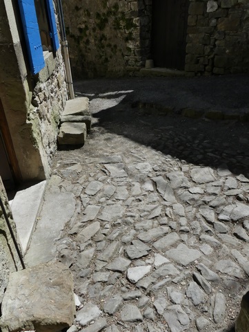 Placette caladée devant le pignon sud.