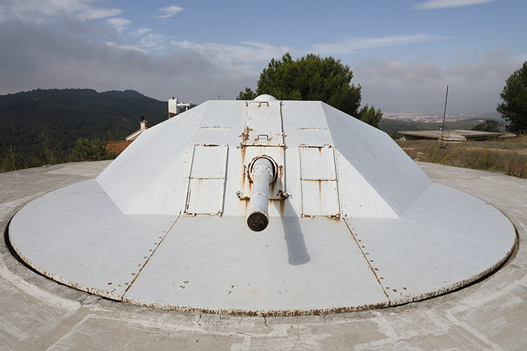 Cuve de 1952 pour pièce de 105mm : détail de la cuirasse tournante et du canon vus de l'extérieur.