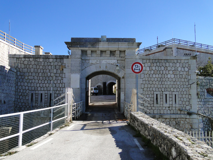 Porte du fort.