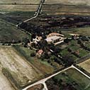 Ferme dite domaine Bois François. Vue aérienne du mas avec la maison de maître  isolée des édifices d'exploitation agricole.