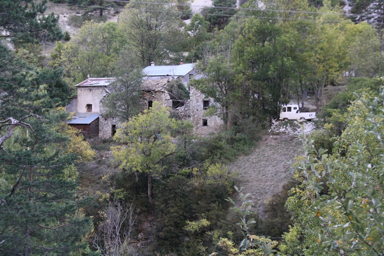 l'écart de la Rivière depuis la route départementale D 955, côté rive gauche du Verdon.