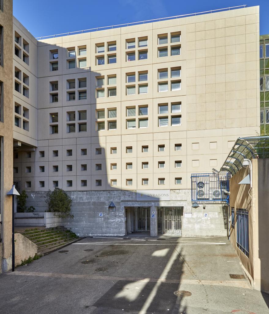 Bâtiment Echelle. Vue partielle de la façade Sud, depuis l'espace de livraison situé en bordure de la rue Sainte-Barbe.