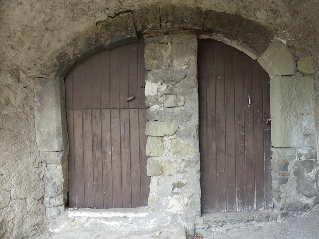 Elévation sud, sous le passage couvert. Baie boutiquière.