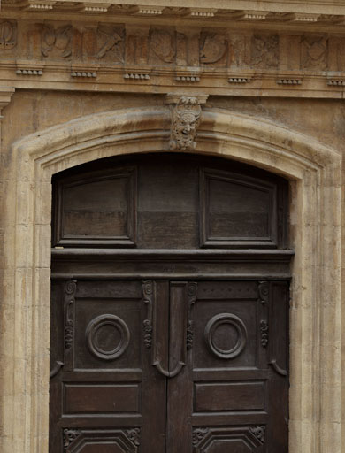 Hôtel de Réauville, puis de La Tour-d'Aigues, puis de Caumont, actuellement conservatoire de musique