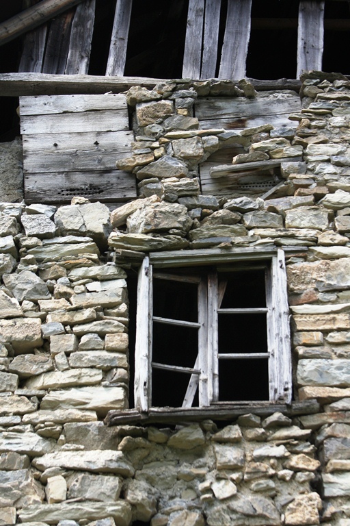 Maçonnerie de grès dont le liant a été en partie lessivé. Ferme au Cloas.