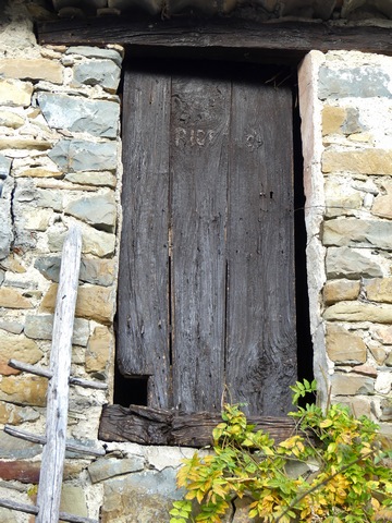 Bâtiment du pigeonnier. Elévation ouest, troisième niveau. Porte suspendue du pigeonnier.